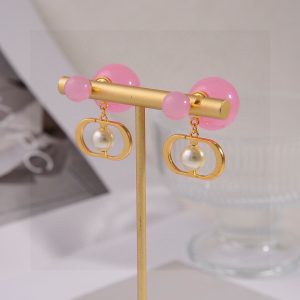 迪奥 新款一线大牌都爱的Dior·迪奥 新品字母CD耳环 金属质感逆袭版字母潮范儿抢风头 完全胜任现代年轻人街拍、度假时 图1