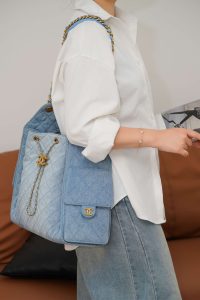 Chanel hobo bag 浅蓝牛仔 中号 图4