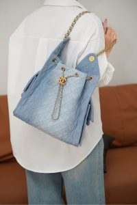Chanel hobo bag 浅蓝牛仔 中号 图5