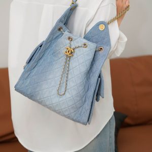 Chanel hobo bag 浅蓝牛仔 中号 图5