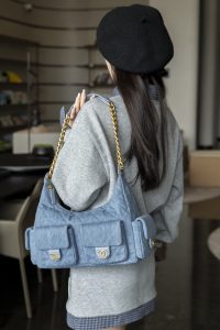 Chanel 25c早春多口袋浅牛仔hobo 大号 图1