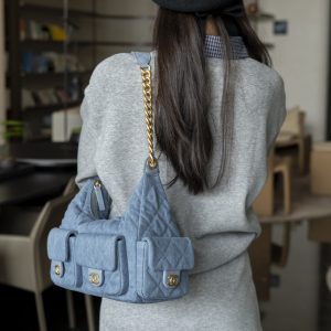 Chanel 25c早春多口袋浅牛仔hobo 大号 图2