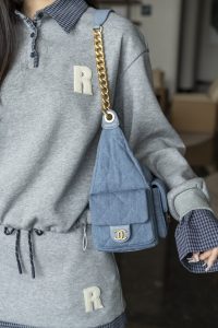 Chanel 25c早春多口袋浅牛仔hobo 大号 图3