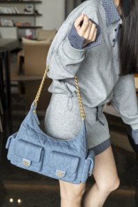 Chanel 25c早春多口袋浅牛仔hobo 大号 图4