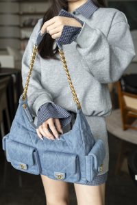 Chanel 25c早春多口袋浅牛仔hobo 大号 图6
