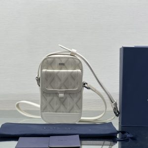 这款 Dior Hit the Road 信使包是本季新品,将现代风格与 Dior 的高订精神融为一体。采用迪奥 CD 图1
