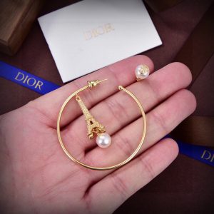 迪奥 新款一线大牌都爱的Dior·迪奥 新品字母耳环 金属质感逆袭版字母潮范儿抢风头 完全胜任现代年轻人街拍、度假时尚搭 图1