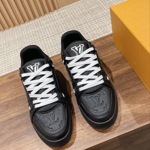 #限男款 LV TRAINER 系列最新运动鞋 品质再次升级、细节超赞 简直不要太好看!官网开售十分钟立刻抢光光的款。 图1