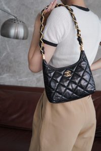 Chanel 24a Hobo黑色 小号 图5