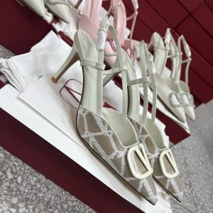 顶级 华伦天奴 Valentino.华伦天奴大v扣单鞋专柜最新系列 V家这次 抛弃了一贯的铆钉元素 新款以工艺编织为亮点 图1