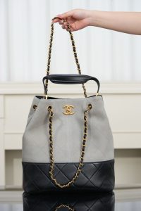 Chanel 25A 水桶包 灰色 图5