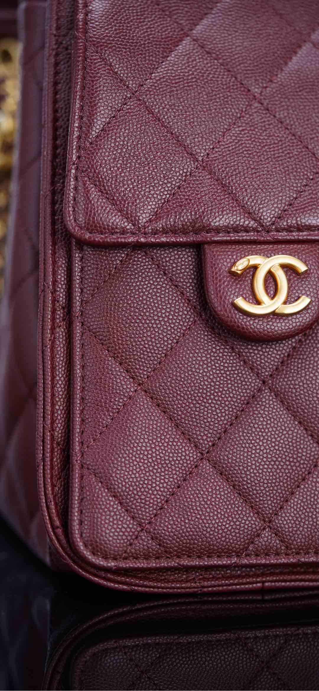 Chanel 25A small hobo 抽绳水桶包 酒红色 小号 图2