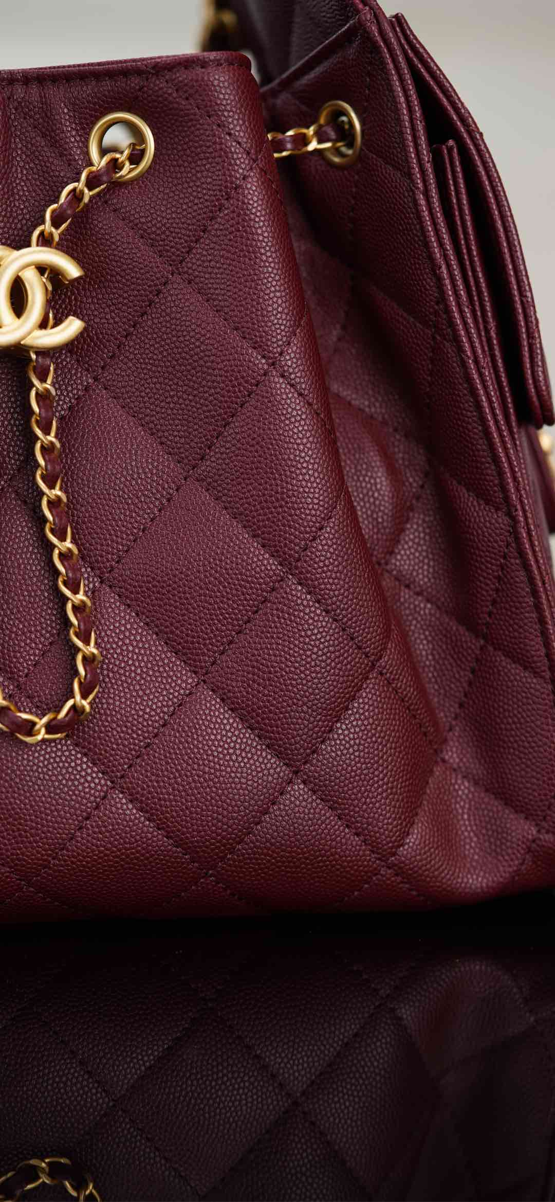 Chanel 25A small hobo 抽绳水桶包 酒红色 小号 图3