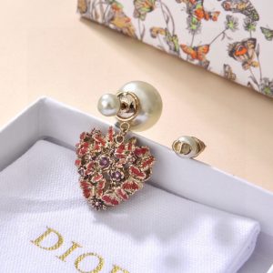 耳环批项链批迪奥 新款出货一线大牌都爱的Dior·迪奥耳环。金属质感逆袭版字母潮范儿抢风头 完全胜任现代年轻人街拍、度假 图1