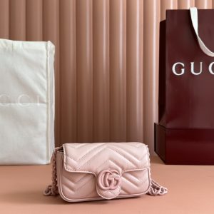 。【原厂皮配(Cdfmall三亚免税店手提袋】 GG Marmont链条马卡龙系列黑色迷你手袋,配有钥匙扣,可以用于将此 图1