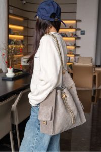Chanel 灰色麂皮hobo 中号 图1