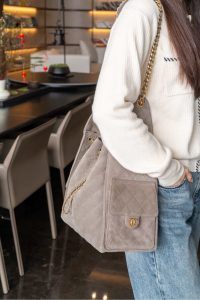 Chanel 灰色麂皮hobo 中号 图6