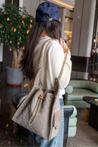 Chanel 灰色麂皮hobo 中号 图7