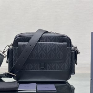 这款 Dior Hit the Road 信使包是本季新品,将现代风格与 Dior 的高订精神融为一体。采用迪奥黑CD 图1