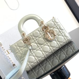 这款 Lady D-Joy 手袋集中体现了 Dior 对优雅和美丽的深刻洞见。时髦典雅的设计经久不衰,彰显 Lady D 图1