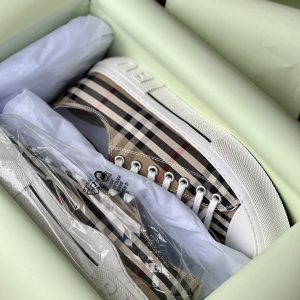 最新巴宝莉 Burberry 情侣款厚底增高帆布运动鞋 系带休闲板鞋 格纹和logo印花款 原版一比一开模随意进专柜品质 图1