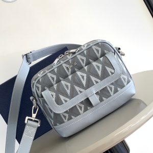 小号(顶级原单配蓝盒)这款 Dior Hit the Road 信使包是本季新品,将现代风格与 Dior 的高订精神融为 图1