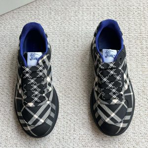 新款Burberry巴宝莉男士经典格纹运动休闲鞋,选用棉质混纺斜纹面料打造。于意大利工坊匠制而成,装饰 Burberry 图1
