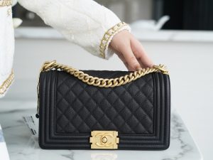 Chanel leboy 大球纹黑金中号 图2