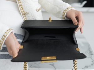Chanel leboy 大球纹黑金中号 图7