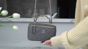 Chanel 23k 小双C”手柄长盒子 灰色 图1