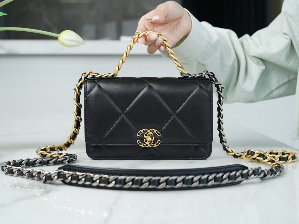 CHANEL 23p 新款19woc 黑金 图1