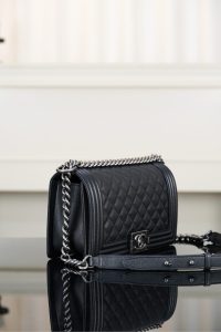 Chanel Leboy 小球纹 黑银中号 图6