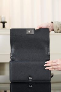 Chanel Leboy 小球纹 黑银中号 图8