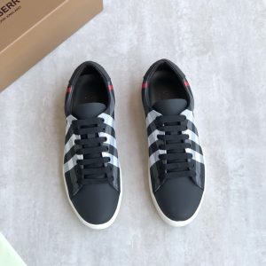 Burberry海报款 巴宝莉经典格纹板鞋100%原厂 巴宝莉这是要逆天啊 一个接一个的爆款接踵而至 必须正品一致 图1