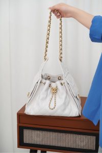 Chanel small hobo 白色 鱼子酱 小号 图2