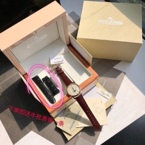 积家月相大师系列,配鳄鱼皮送牛皮表带,表壳直径39mmX9.9mm与原装同步。 图1
