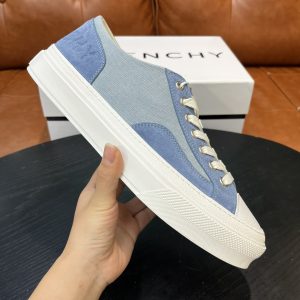 Givenchy 纪梵希 24年新款板鞋专柜同步上线,该款鞋的外观设计走在时尚前沿,简约休闲的风格适合日常穿搭,舒适百搭 图1