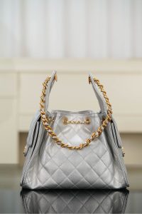 Chanel small hobo 银色 小号 图2