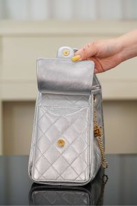 Chanel small hobo 银色 小号 图7