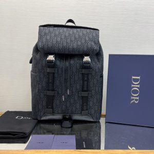 这款 Dio Explorer 双肩背包从登山运动的准则汲取灵感,经过重新诠释彰显高订风范。采用标志性的米色和黑色 Ob 图1