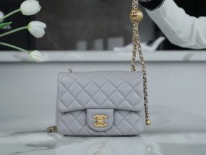 Chanel 金属球方胖子 浅灰 图1