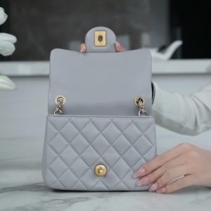 Chanel 金属球方胖子 浅灰 图5
