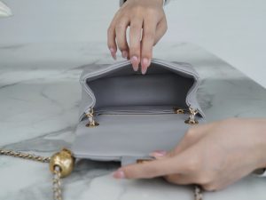 Chanel 金属球方胖子 浅灰 图6