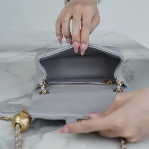 Chanel 金属球方胖子 浅灰 图6