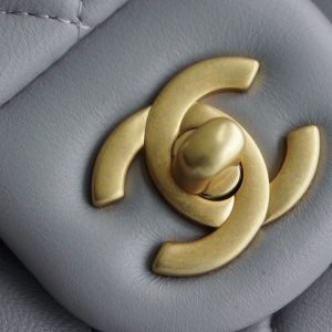 Chanel 金属球方胖子 浅灰 图9
