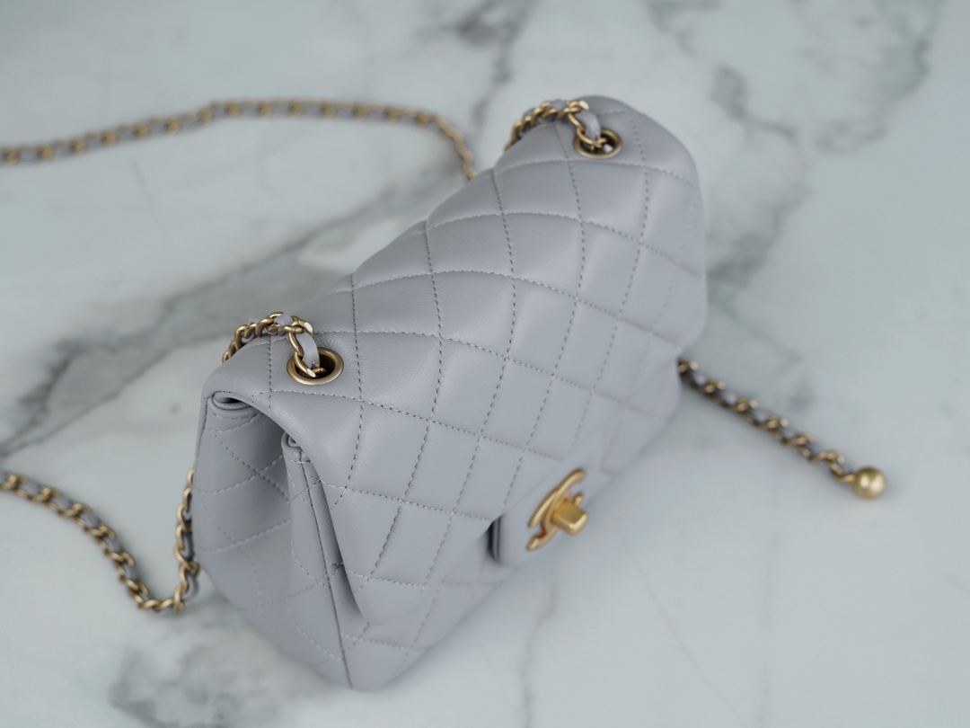 Chanel 金属球方胖子 浅灰 图4