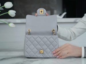 Chanel 金属球方胖子 浅灰 图5