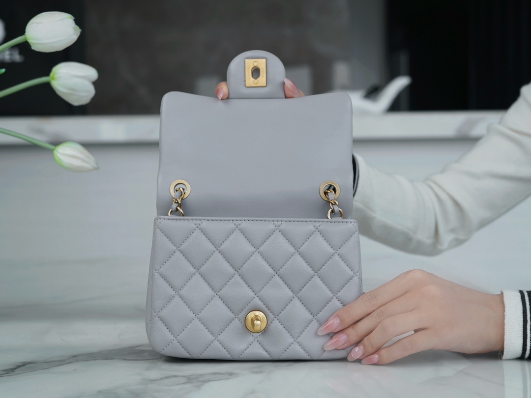 Chanel 金属球方胖子 浅灰 图5