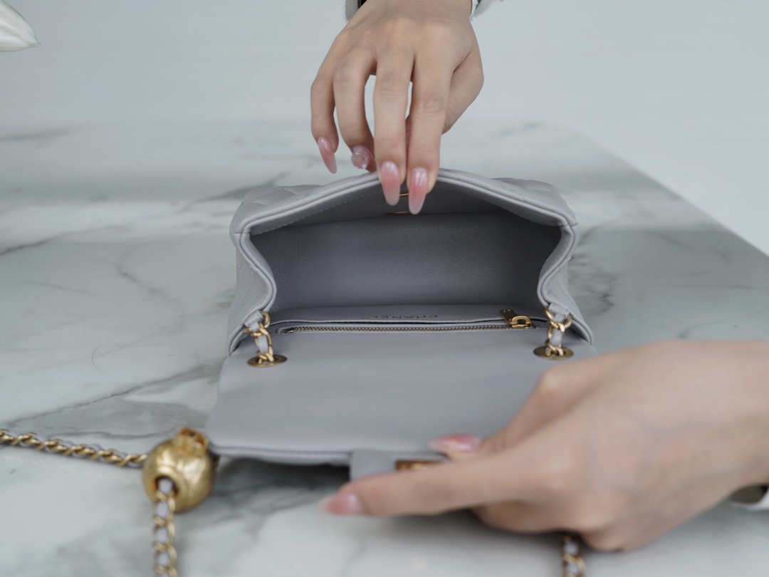 Chanel 金属球方胖子 浅灰 图6