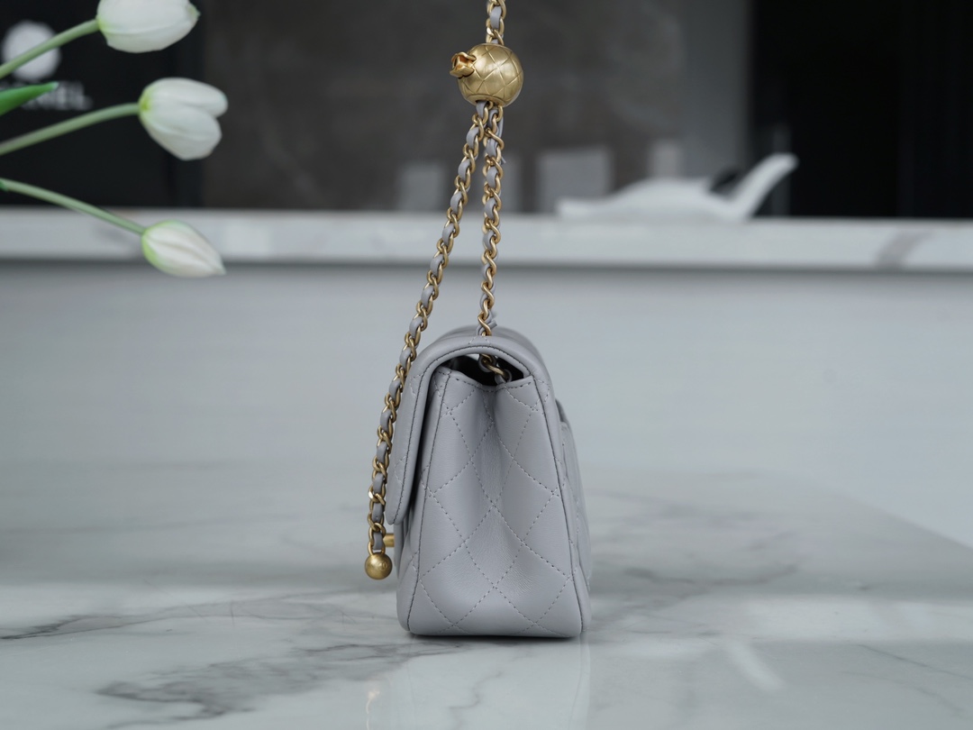 Chanel 金属球方胖子 浅灰 图8